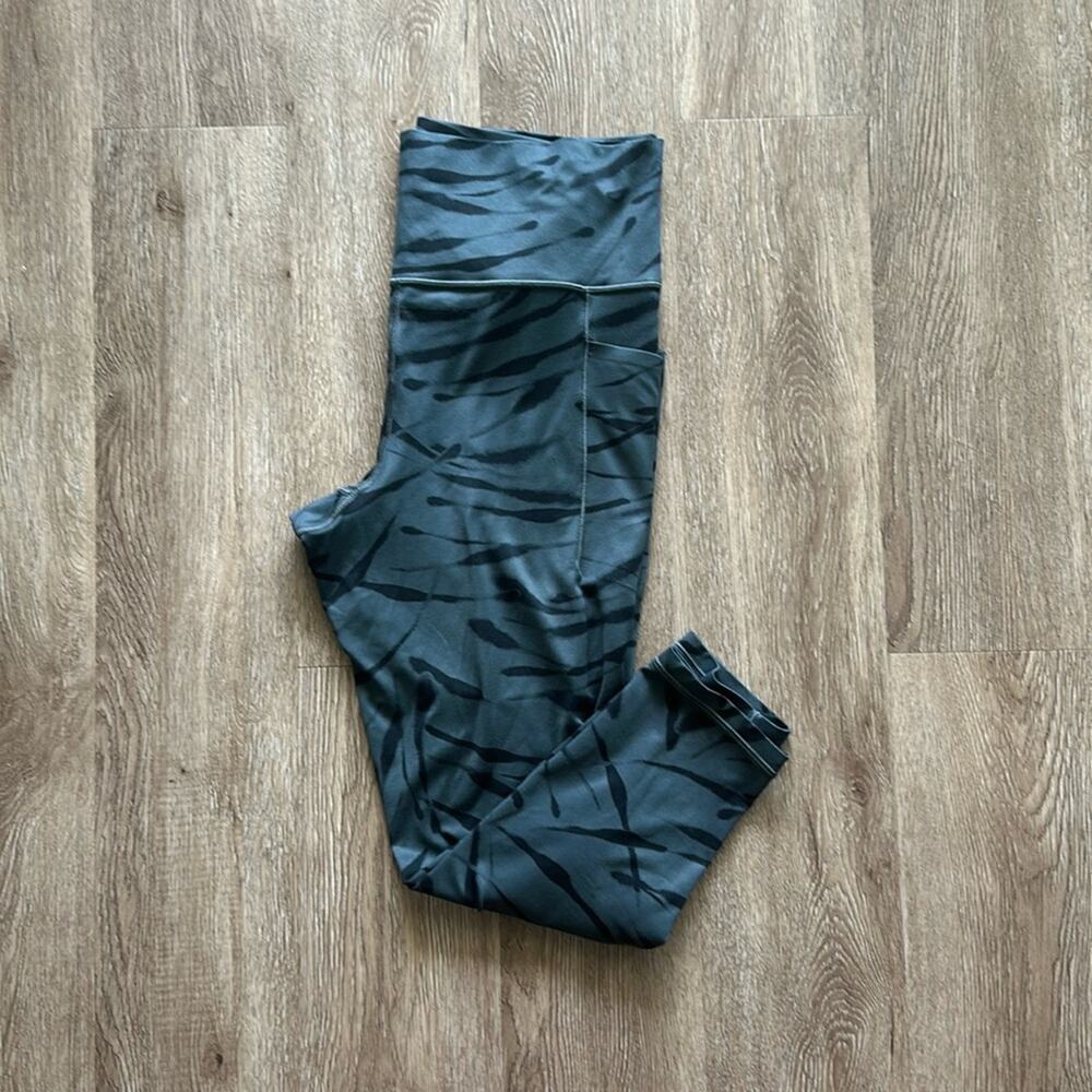 Athleta Salutation Stash 7/8 Tight Leggings Grey & Black Zebra Size Large